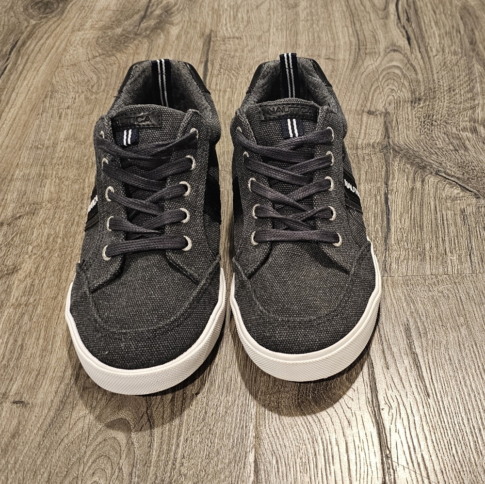 Nautica Youth Shoes Style Hull Gray, Size 4 Youth Great Condition Boys Sneakers - Picture 11 of 14
